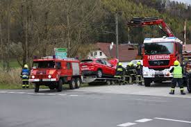 Feuerwehr einsätze oö bringt eine auflistung aller laufenden feuerwehr alarmierungen aus dem bundesland oberösterreich in echtzeit auf ihr. Schwerer Verkehrsunfall Zwischen Auto Und Fahrzeug Der Feuerwehr In Micheldorf In Oberosterreich Laumat At