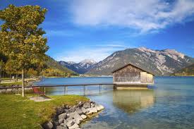 Die wassertemperaturen reichen im hochsommer von badewarm bis erfrischend. Die Funf Schonsten Seen In Osterreich Ideal Fur Wanderungen Oder Warme Herbsttage Hrs Holidays Journal
