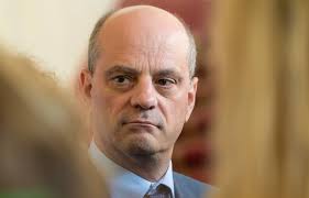 Covid oblige, le ministre intello a dû plonger les mains dans le cambouis. Education Pourquoi Jean Michel Blanquer Est Il Tombe De Son Piedestal