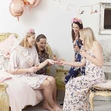 Um die standesamtliche hochzeit kommt jedoch niemand, der den bund fürs leben eingehen eine standesamtliche hochzeit wird oft als nicht ganz so romantisch wie eine kirchliche trauung. Standesamtliche Trauung Mit Diesen Ideen Uberraschst Du Das Brautpaar Garantiert My Bridal Shower Blog