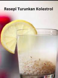 Masukkan irisan lemon dan jahe ke dalam air panas dan diamkan selama dua puluh menit. Resepi Barli Lemon