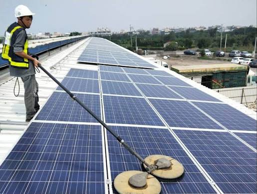 Residential Rooftop Solar Cleaning