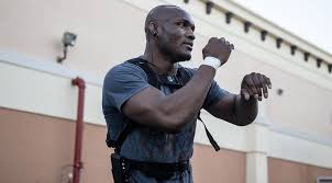 До ufc, камару усман выступал в средней весовой категории, но по приходу в лучший промоушен мира спустился в полусредний вес, до которого ему перед каждым боем. Kamaru Usman Vosmogo Sentyabrya Stanu Novym Chempionom Mira V Polusrednem Vese