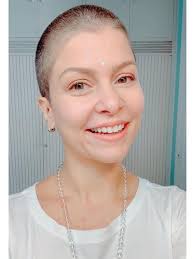 Bárbara Borges surpreende os fãs e raspa a cabeça