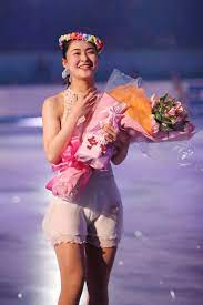 TEAM JAPAN on X: フィギュアスケートのソチオリンピック代表、村上佳菜子選手が現役引退を表明。村上選手は23日に行われた国別対抗戦のエキシビションにゲスト出演し、純白の衣装で演技。フィナーレ後のセレモニーで花束が贈呈されました。t.co8GtkAkyADd  ...