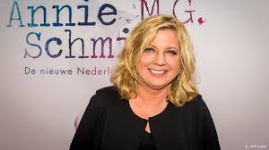 Op het begin van deze kerstavond zetten wij de tien leukste tweets nog even voor je op een rijtje. Loretta Schrijver Deelt Lockdown Gewoonte Iedere Maandag Patat Rtl Boulevard