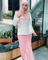 Pantai ini dapat diakses melalui rute laut, menyeberang dari pantai pangandaran dengan selain jalur darat, pantai pasir putih bisa dicapai lewat darat. Image May Contain 1 Person Standing Beautiful Hijab Girl Girl Hijab Beautiful Hijab