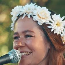 Mona Simon's Instagram, Twitter & Facebook