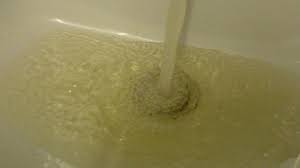 Der wasserhahn insgesamt könnte an den kopf eines hahns erinnert haben. Verbrauchsspitze Im Trinkwasserversorgungsnetz Loste Mineralien Und Rost Gelbes Trinkwasser In Baerl Wasser Filter