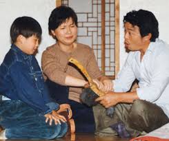 드라마 '전원일기' 일용이 역으로 많은 사랑을 받았던 배우 박은수의 충격적인 근황이 공개됐다. ì „ì›ì¼ê¸° ì¼ìš©ë„¤ ê³ ì • ì¶œì—° ê¹€ìˆ˜ë¯¸ ë°•ì€ìˆ˜ ê¹€í˜œì • ê¹€ì§€ì˜ ë¥˜ë•í™˜ í‚¤ ë‚˜ì´ í•™êµ í•™ë ¥ ê·¼í™©