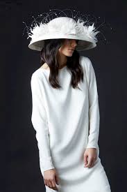 Eleganter hut für die sommerhochzeit , durchmesser 56 cm , zart dekoriert in cremeweiss mit zarten grünen ranken. Brauthut Weiss Mit Federn Nicki Marquardt Munchen