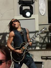 Defying the traditional genre categories of pop, rock, soul and alternative, 5 with circus, lenny kravitz is four albums into a career of reinventing rock's best pieces, and flying further with them. Datei Lenny Kravitz 2004 2 Jpg Wikipedia