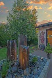 Springbrunnen Mit Steingartenuntergrund Bieten Eine Sichere Umgebung Fur Wasserski Bieten Sichere Spring Brunnen Garten Wasserspiel Garten Springbrunnen