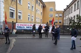 Realizzazione plantari su misuraconsulenza specialistica ortopedica. Rifondazione Comunista Manifesta Davanti All Ospedale Uboldo Per Avere Piu Servizi Pubblici Prima La Martesana