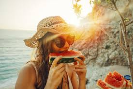 Esistono alcuni alimenti perfetti per l'abbronzatura, ovvero che permettono di stimolare la melanina, e aiutare a predisporre la pelle alla tintarella per averla bella ed. Abbronzatura I Cibi Alleati Del Sole E Della Pelle La Repubblica