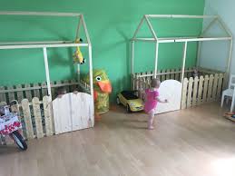 Haus Betten Mit Zaun Und Turen Kinder Zimmer Kinder Bett Kinderzimmer