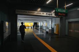 It is located adjacent to the mutiara damansara commercial. Mrt Corp On Twitter Didyouknow The Mutiara Damansara Station Has A Link Bridge Connection To The Nearby Surian Tower That Connects To The Ecurve Shopping Facility Users Of The Mrt Service Will
