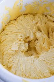 Întindem, pe rând, fiecare parte, în tava tapetată cu hârtie de copt și coacem foile pentru 15 minute, la 180 de grade. Prajitura Krantz Cu Nuca Caramelizata Diva In Bucatarie