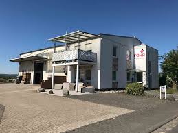 Auf weit über 350 quadratmetern zeige ich, jörg lind, inhaber dieses fliesenparadieses, welch vielseitige möglichkeiten sich mit keramik ergeben. Uber Uns Fohr Fliesenteam Koblenz