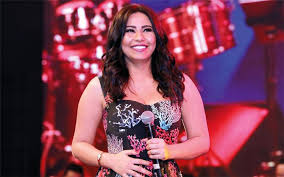نشرت الفنانة شيرين عبد الوهاب مقطع فيديو عبر حسابها الرسمي في تويتر، لإحدى معجباتها والتي تعاني فقدان البصر وهي تغني أغنيتها الشهيرة لسة في الأيام أمل. Ø¨Ø¹Ø¯ Ø¸Ù‡ÙˆØ±Ù‡Ø§ Ø¨ÙˆØ²Ù† Ø²Ø§Ø¦Ø¯ Ø­Ù‚ÙŠÙ‚Ø© Ø­Ù…Ù„ Ø´ÙŠØ±ÙŠÙ† Ø¹Ø¨Ø¯ Ø§Ù„ÙˆÙ‡Ø§Ø¨ Ù…Ø¬Ù„Ø© Ø§Ù„Ø¬Ù…ÙŠÙ„Ø©