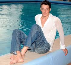 Giovane attore italiano, giorgio lupano esordisce in televisione nel 1999 con sospetti, per proseguire con nana e se tutto va bene prendo l'ultimo treno. Only Feet Giorgio Lupano