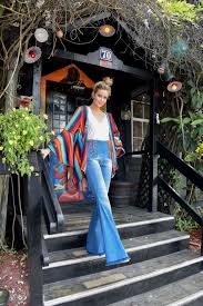 Hippie, member of a countercultural movement during the 1960s and '70s that rejected the mores of mainstream american life. Polka Dot Top Idee Vestito Moda Degli Anni 70 Abiti Anni 70