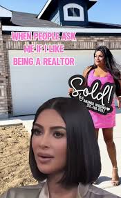 Let’s just say… handing clients their keys is the BEST part of being a  REALTOR🏡✨💖 📲 Amanda Wiggins