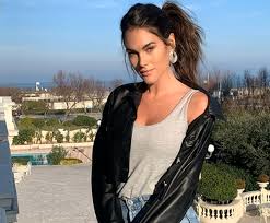 Il direttore artistico ha tracciato davanti ai piedi della modella una riga bianca e ha detto: Sanremo 2020 Chi E Francesca Sofia Novello Carriera E Vita Privata