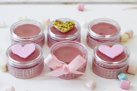 Lippenbalsam selber machen ist sehr leicht, geht schnell und wird mit natürlichen zutaten zu hause. Diy Lippenbalsam Aus Sheabutter Selber Machen Tolle Geschenkidee