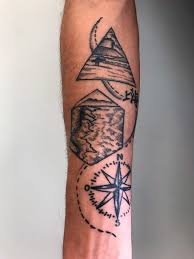 Envie de vous faire un tatouage homme epaule bras ? Cosmopolitan Tattoo Creation Tatouage Dot Avant Bras Homme Tatouage Surfeur Cote Basque Noir Et Blanc