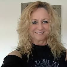 Toni Meredith's Instagram, Twitter & Facebook