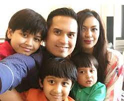 Perusahaan ini didirikan oleh tan sri sm nasimuddin sm amin, ayah faisal bersama istrinya, zaleha ismail pada 1975. Emilia Masih Berdegil Dengan Tuntutan Rm250 Juta Mynewshub