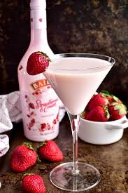 Strawberry Shortcake Martini Recipe Baileys Drinks Baileys Recipes Strawberries And Cream