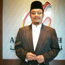 Mohammad kazim bin elias (born november 28, 1972), better known as ustaz kazim elias, is a malaysian popular independent preacher, writer, lecturer and islamic consultant from malaysia. Datuk Ustaz Kazim Elias Al Hafiz