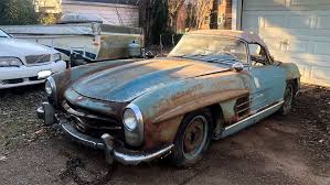Rusty 1961 Mercedes Benz 300sl Roadster Barn Find Sells For Staggering 800 000 In 2020 Mercedes Benz Roadsters Car