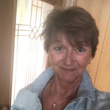 Did you used to roller skate at Lakeside Roller Rink? Do you have fond  memories of skating there, or did something exciting happen to you there  (went