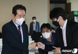 노붕이 이 화환보다 울었다 ㅠㅠ. ì‚¬ì§„ ì •ì„¸ê·  ì „ ì´ë¦¬ ëŒ€ì „ ë°©ë¬¸ ë¨¸ë‹ˆíˆ¬ë°ì´