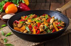 La parrilla es una forma saludable de cocinar el pollo, debido a su capacidad natural para infundir sabor en la carne sin usar salsas o aceites poco saludables. Prepara Delicioso Pollo Con Verduras Mejor Con Salud