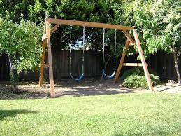 Ein Schaukelgestell Aus Holz Mit Zwei Blaue Schaukel Um Die Baume Und Ein Rasen Swing Large Yard Building