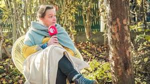 Waarom zitten vlieghe en vandenbroucke als beteuterde kleuters met een mondmasker op in 'terzake'? Erika Vlieghe Luister Select Radio 2
