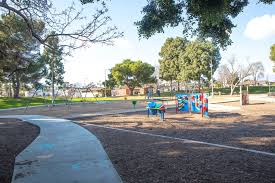 Η αθήνα είναι μία πόλη με ιστορία, αξιοθέατα και κρυφές ομορφιές που μαγνητίζουν κάθε χρόνο για όσους θέλουν να γνωρίσουν την «παλιά αθήνα» προτείνουμε μία βόλτα στα στενά της πλάκας, του. Athens Park Parks Recreation