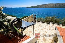 Contattaci al +385 21 541 000 e ottieni Croazia Trogir Casa Villa Proprieta In Prima Fila Al Mare Con Una Spiaggia Privata Per La Vendita