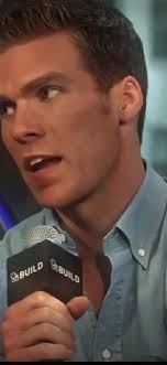 Pete interpretando a Leonardo de las Tortugas Ninja en 2014 y 2016