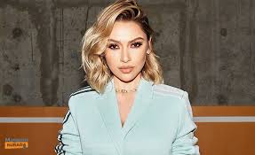 Hadise, geçtiğimiz günlerde giydiği kürk ile magazin gündeminin yaptığı her hareketle gündem olmayı başaran hadise'nin makyajsız hali görenleri şaşkına çevirdi. Ask Hadise Yi Guzellestirdi Makyajsiz Pozu Goz Kamastirdi