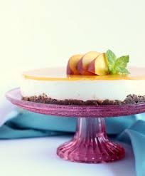 La cheesecake allo yogurt e ricotta è il dolce estivo per eccellenza, non bisogna accendere il forno perché è senza cottura, si fa facilmente e regala dolcezza e freschezza. Cheesecake Allo Yogurt Greco E Pesche Un Giorno Senza Fretta