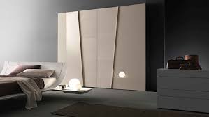 Linee dritte e curve dialogano tra loro, in un'armonia di nuove geometrie, sulle note del grigio alpaca, caldo ed elegante come un maglione di cashmere. Pin Su Wardrobes Closet