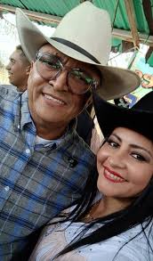 JORGE GUERRERO Y CARMEN TOVAR LA CANTANTE COLEADORA, será que sale algo  bueno y bonito de aquí.