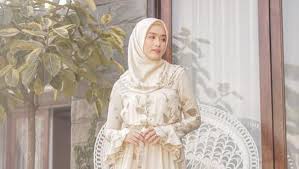 Bella memulai kariernya di dunia hiburan sebagai model dan bintang iklan. Laudya Cynthia Bella S Disappointed Attitude Of The Ex Husband Revealed Netral News