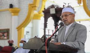 Di kota bharu, datuk ahmad yakob mengangkat sumpah sebagai menteri besar kelantan. Kerajaan Kelantan Sumbang 100 Ribu Ringgit Bantu Palestina Republika Online