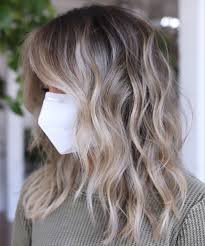 Un uomo o una donna che sia con i capelli bianchi, grazie a questi tagli capelli medi e scalati sfilati tagli capelli medi, potrà sembrare senza ombra di dubbio . Capelli Scalati Davanti E Pari Dietro Veramente Comodi Archzine It